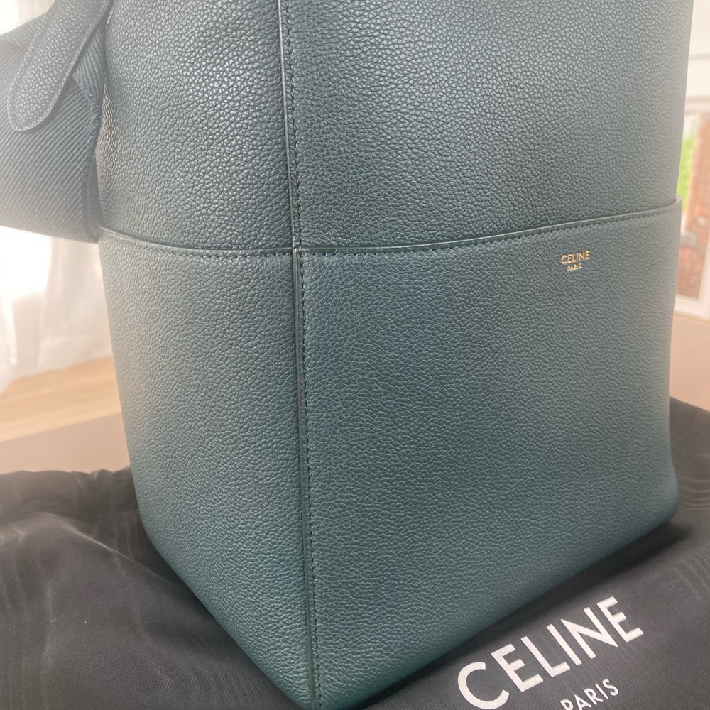 CELINE SANGLE BUCKET BAG IN SOFT GRAINED CALFSKIN
AMAZONE